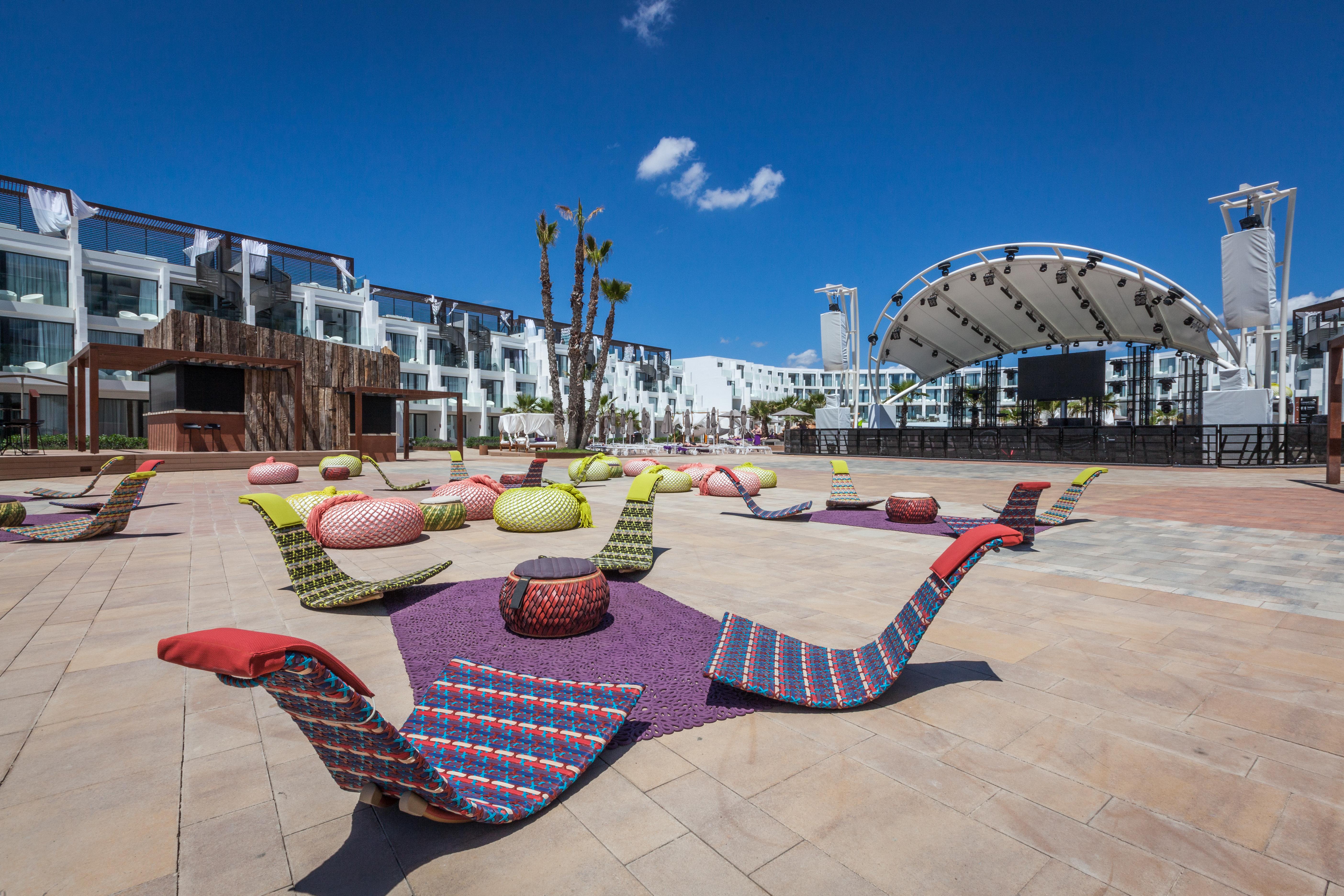 Hard Rock Hotel Ibiza Playa d'en Bossa Esterno foto The resort's central plaza
