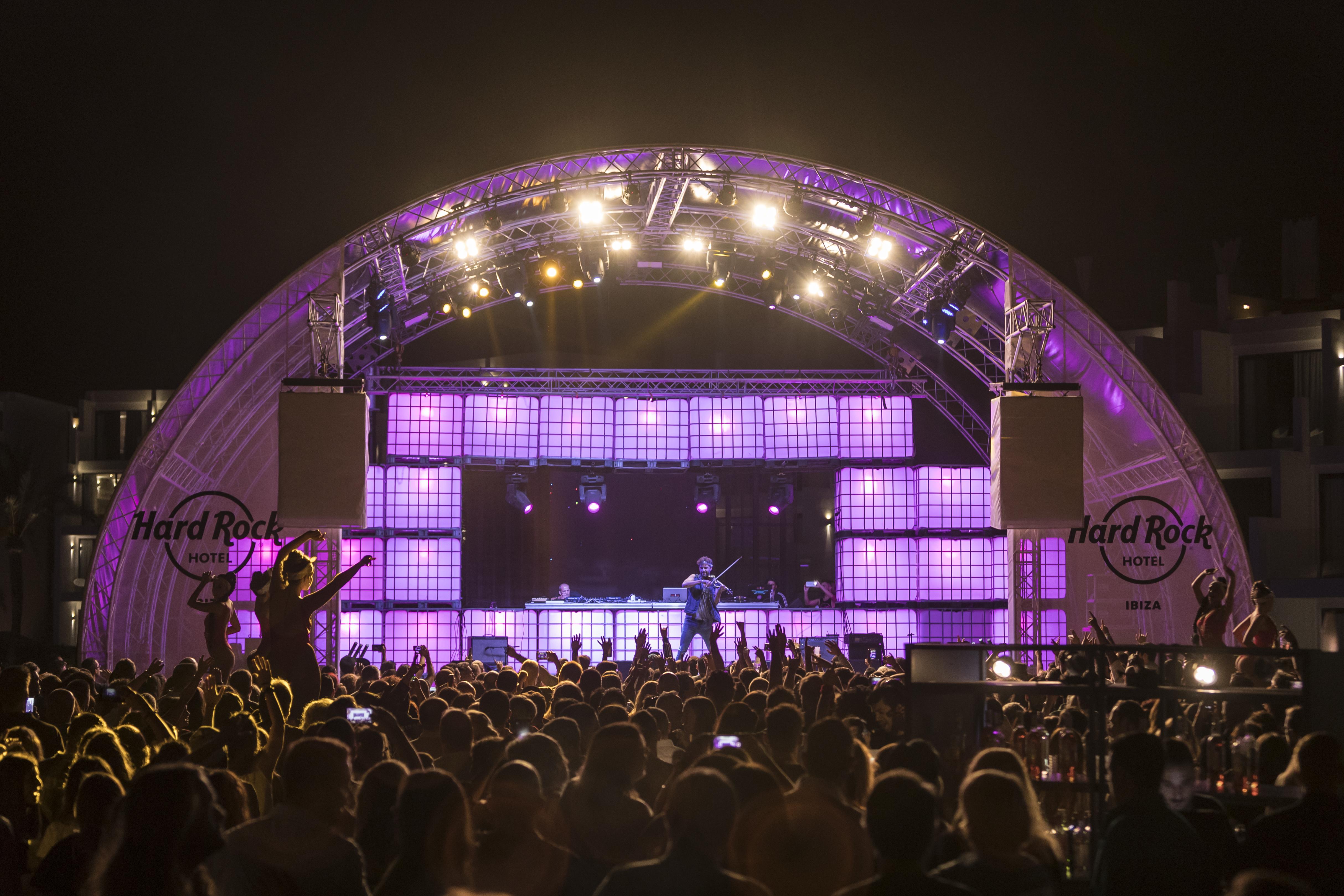 Hard Rock Hotel Ibiza Playa d'en Bossa Esterno foto The stage at the Hard Rock Cafe