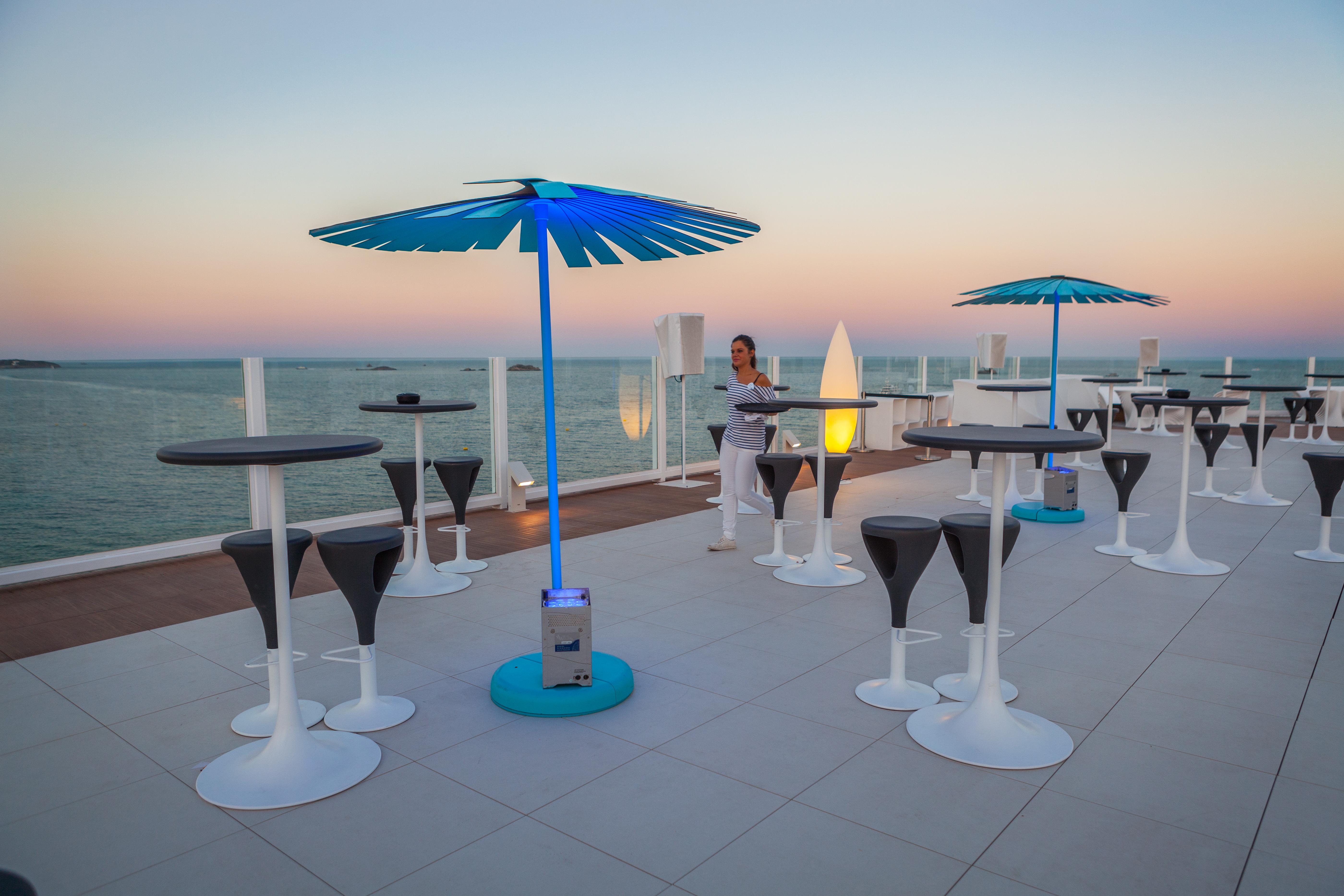 Hard Rock Hotel Ibiza Playa d'en Bossa Esterno foto Solar-powered LED umbrella