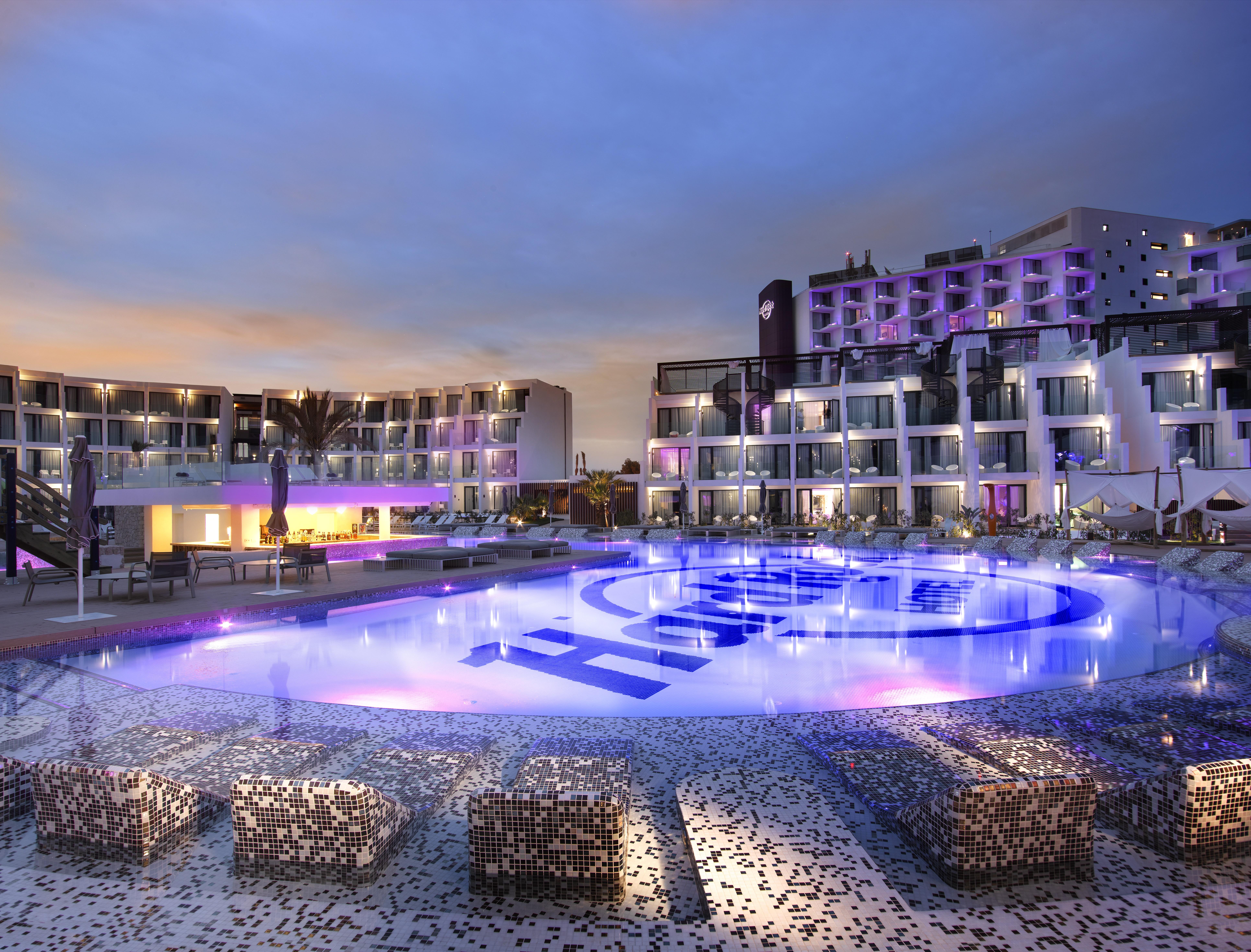 Hard Rock Hotel Ibiza Playa d'en Bossa Esterno foto The resort at night