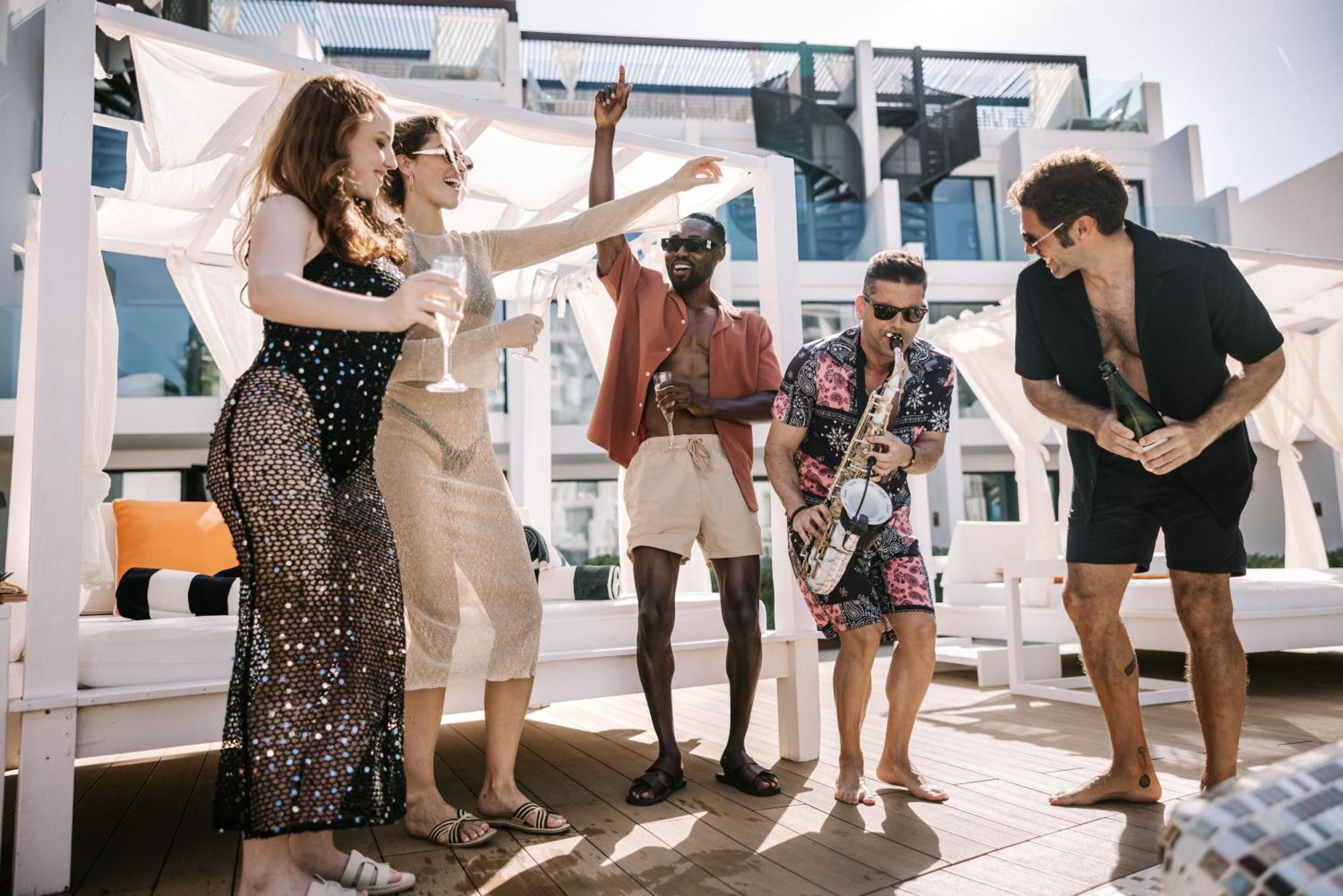 Hard Rock Hotel Ibiza Playa d'en Bossa Esterno foto The band performing on board of a cruise ship