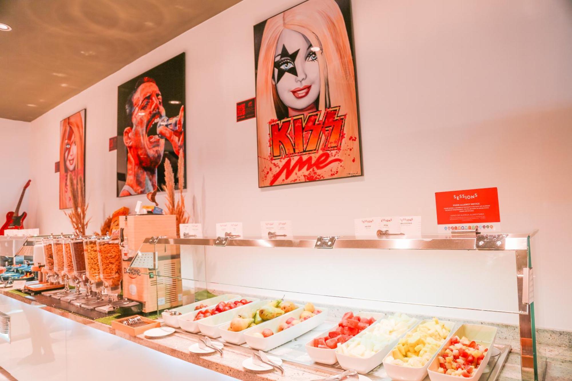 Hard Rock Hotel Ibiza Playa d'en Bossa Esterno foto The buffet at the restaurant