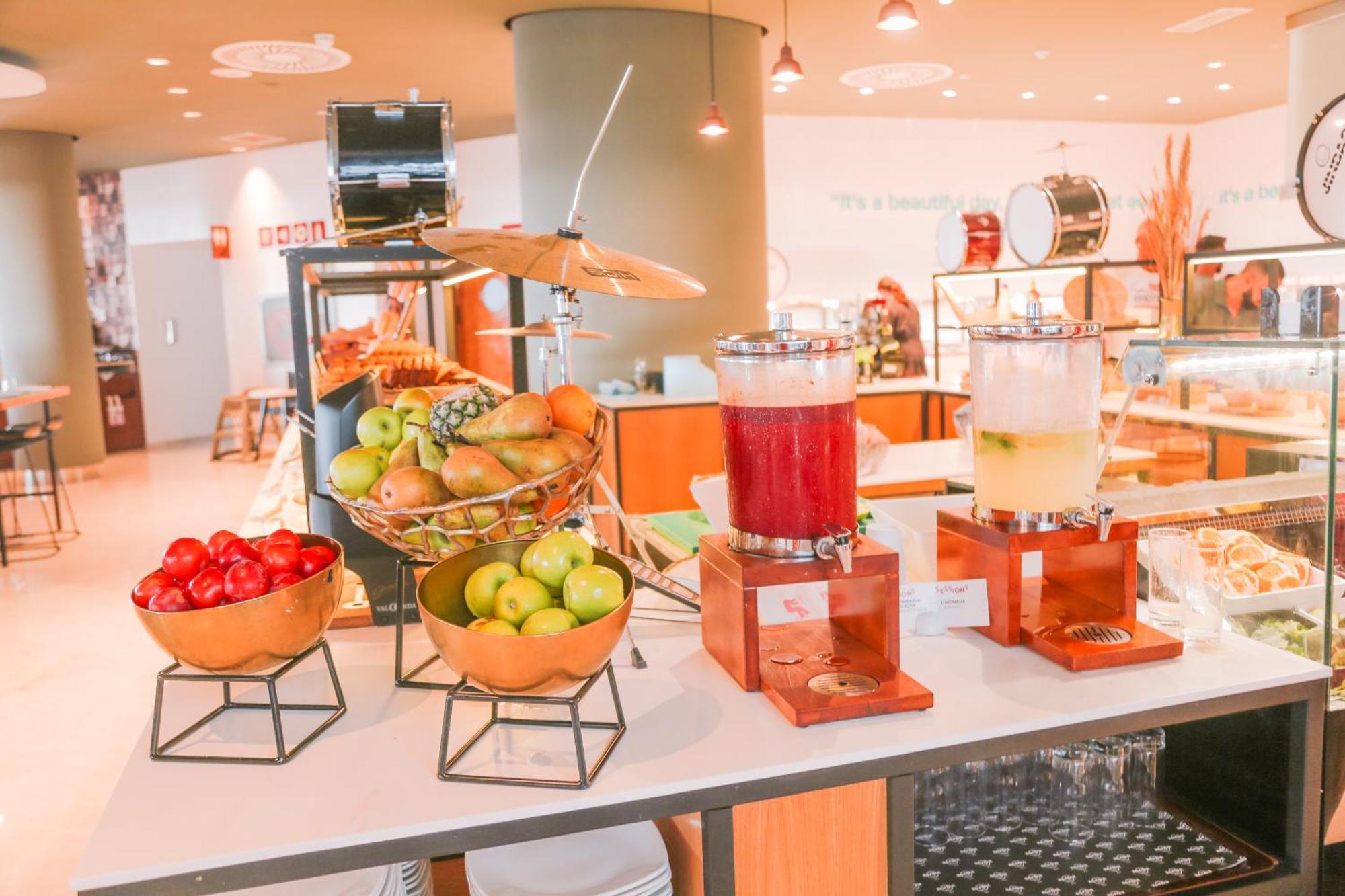 Hard Rock Hotel Ibiza Playa d'en Bossa Esterno foto A juice bar