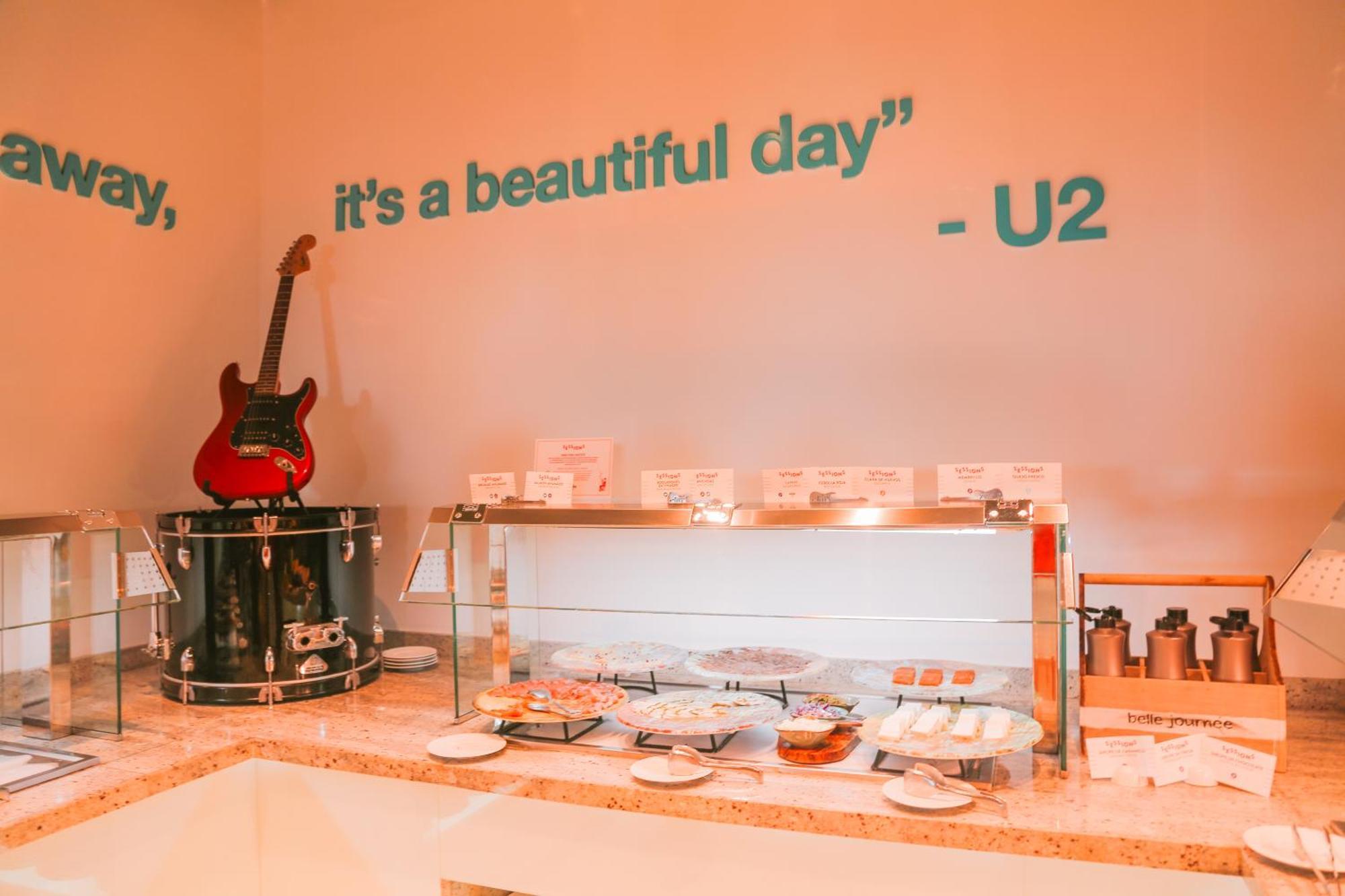 Hard Rock Hotel Ibiza Playa d'en Bossa Esterno foto A quote from U2's "Beautiful Day" on the wall of a coffee shop in Vienna, Austria