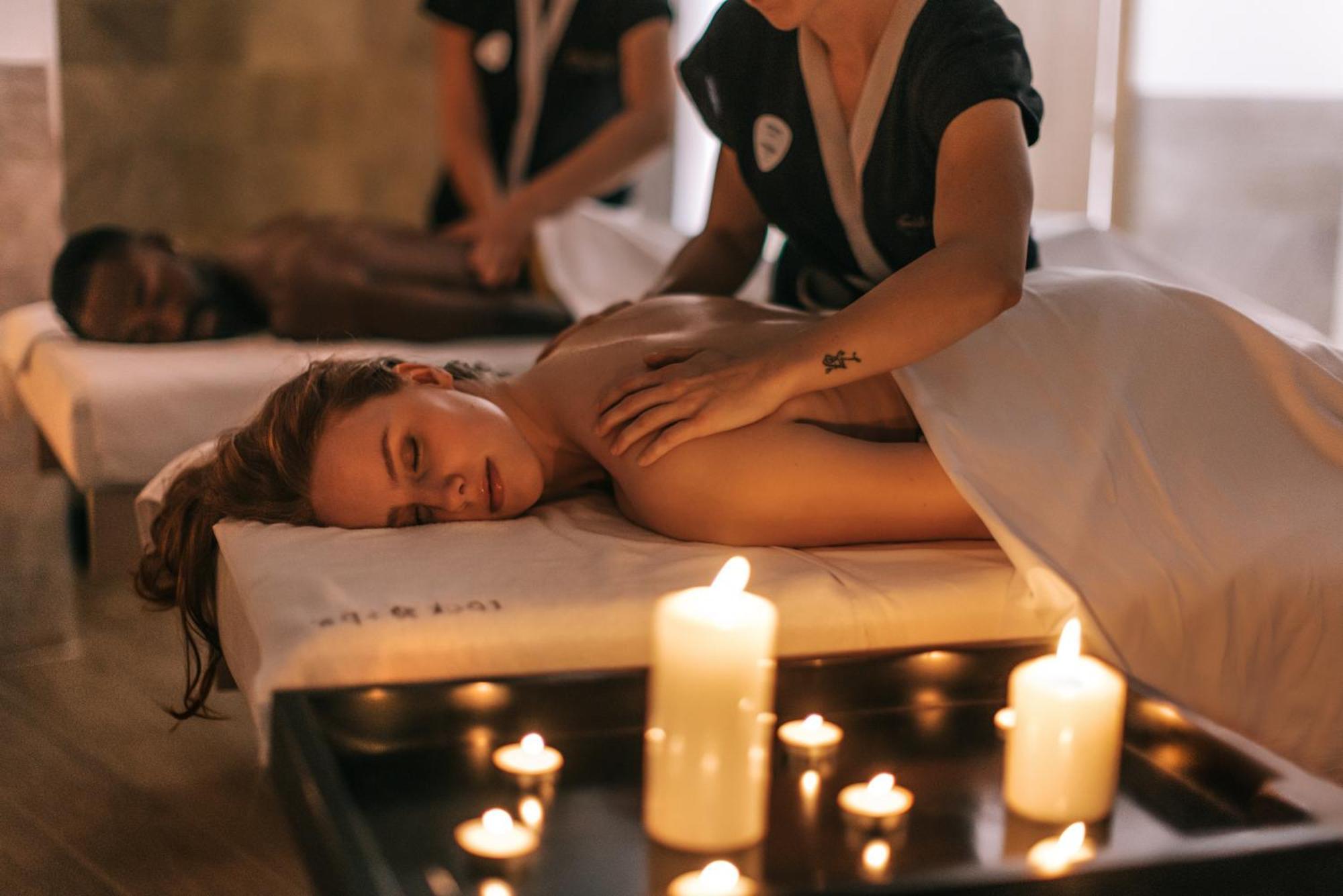 Hard Rock Hotel Ibiza Playa d'en Bossa Esterno foto A woman receiving a massage