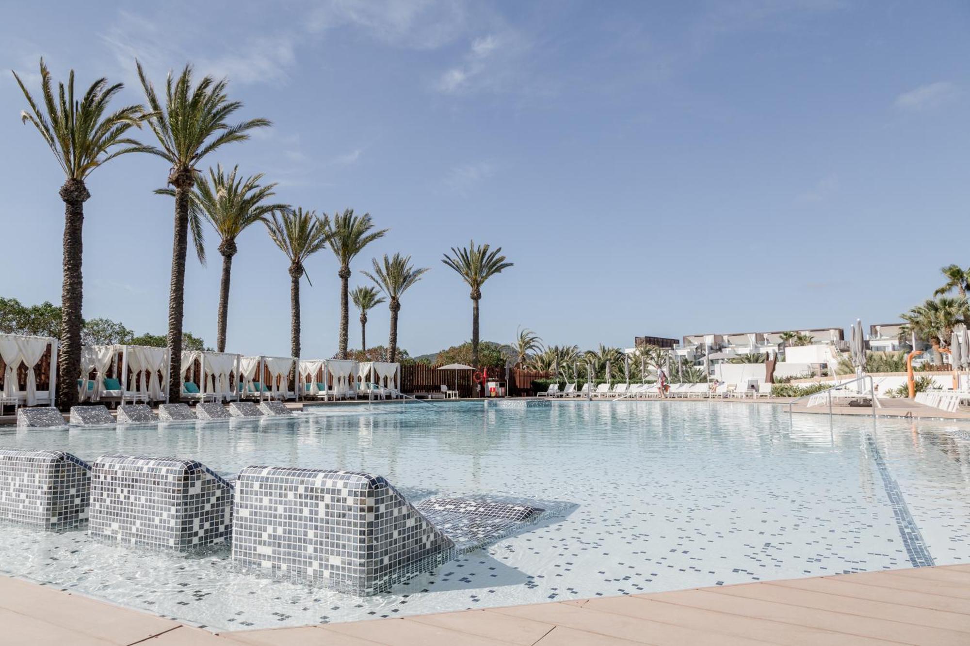 Hard Rock Hotel Ibiza Playa d'en Bossa Esterno foto A swimming pool in a hotel
