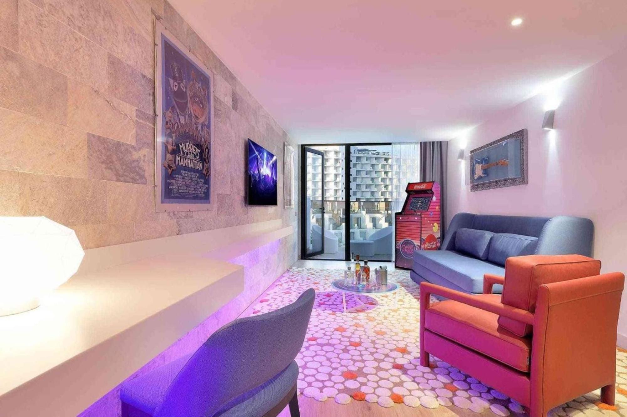Hard Rock Hotel Ibiza Playa d'en Bossa Esterno foto A suite at the hotel